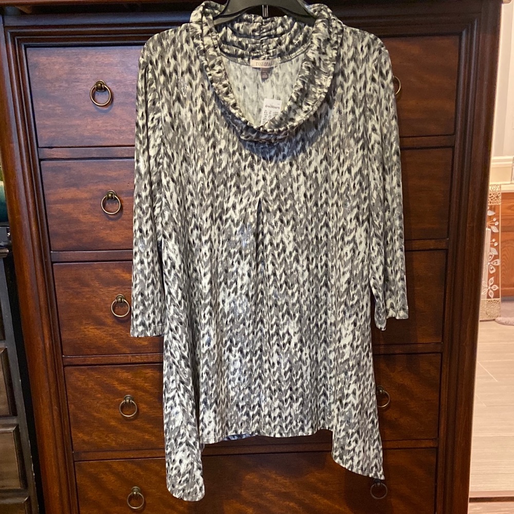 2X Plus Size Shimmer drape neck top. NWT. Roz & Ali brand